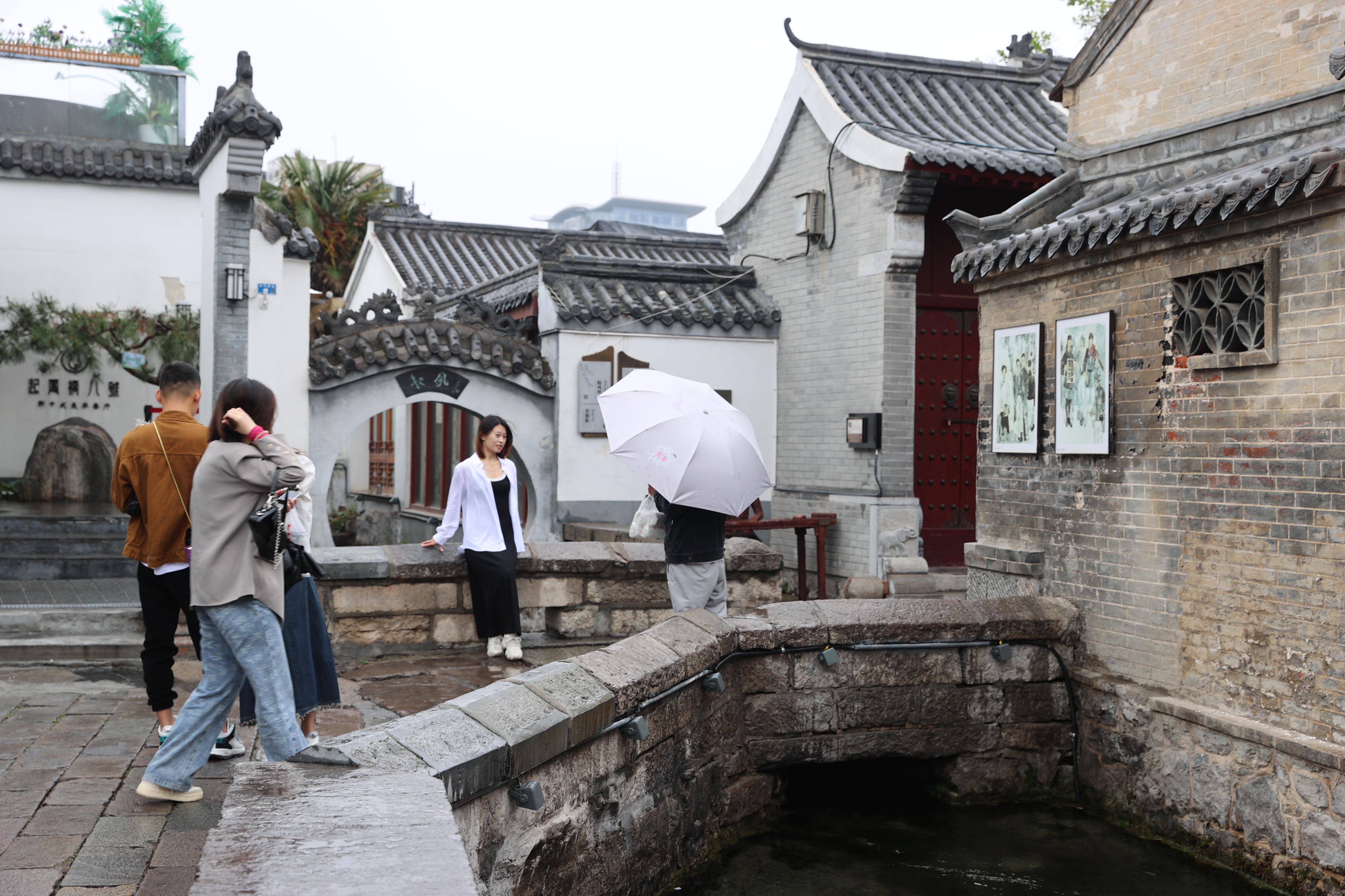 春雨绵绵，观赏老城风貌，品味街巷古韵，感受老济南的文化与市井人情