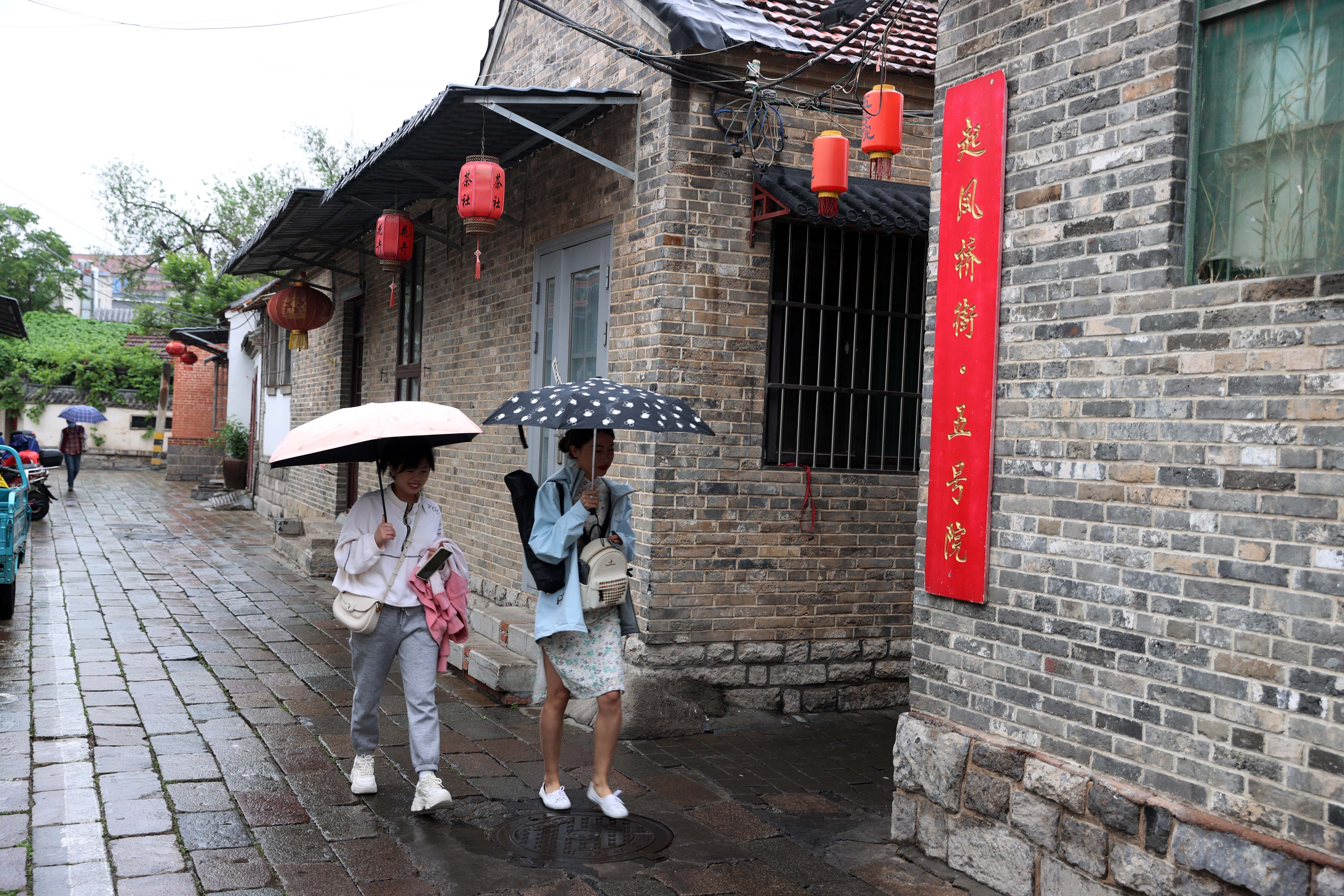 春雨绵绵，观赏老城风貌，品味街巷古韵，感受老济南的文化与市井人情