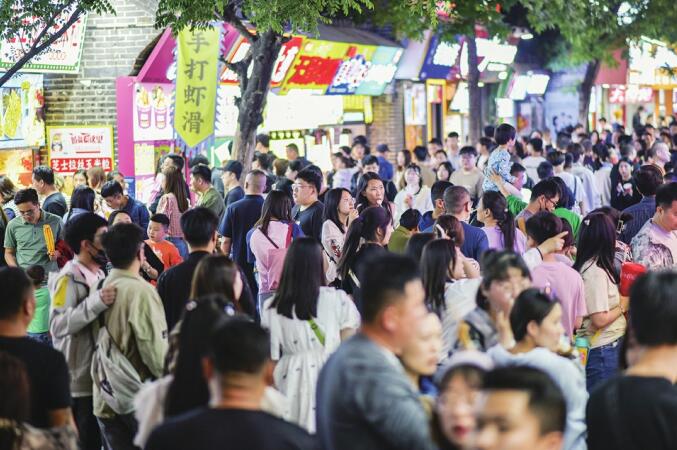 Manger en se promenant, le goût de la vieille ville de Jinan est animé
