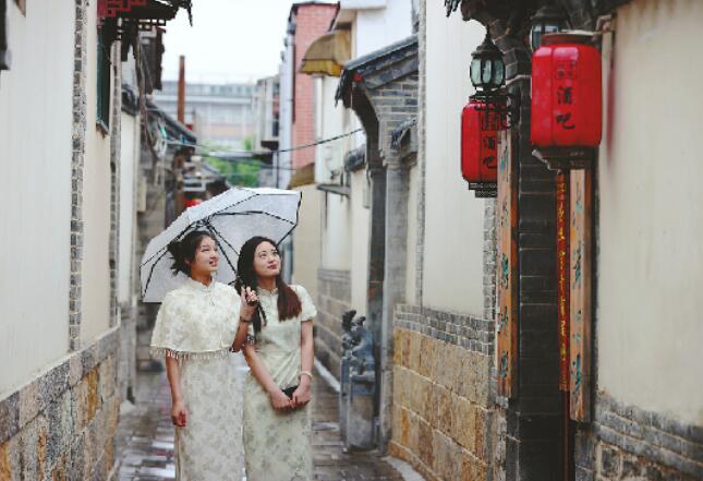 Visite de la vieille ville sous la pluie, le style classique est plus fort