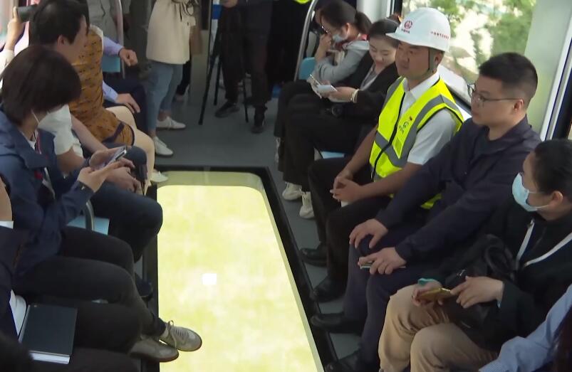 我国首条悬挂式空中轨道列车试乘发车