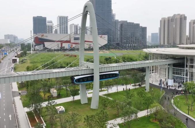 我国首条悬挂式空中轨道列车试乘发车