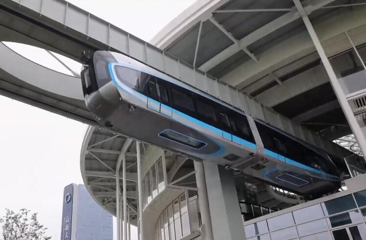 我国首条悬挂式空中轨道列车试乘发车