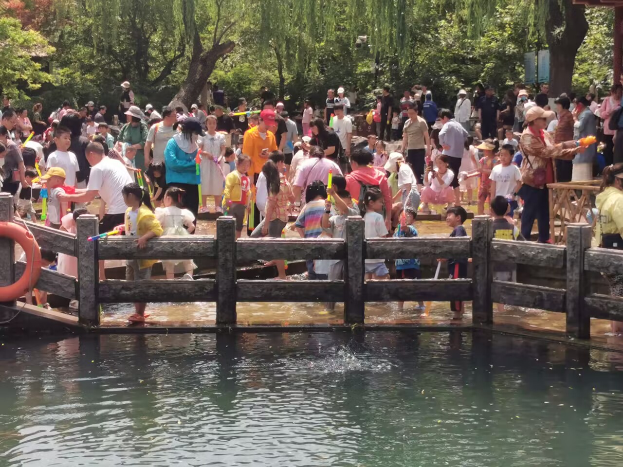 亲泉戏水避炎热 清爽快乐享清凉