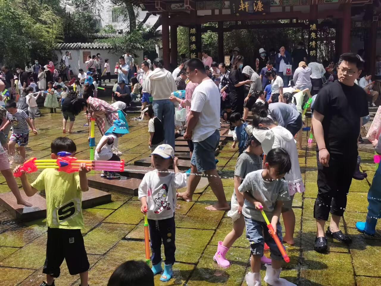 亲泉戏水避炎热 清爽快乐享清凉