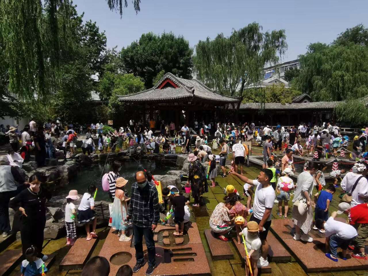 亲泉戏水避炎热 清爽快乐享清凉