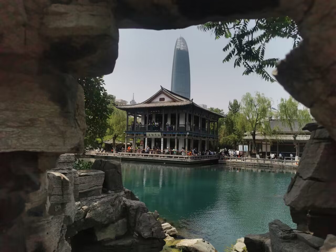 亲泉戏水避炎热 清爽快乐享清凉