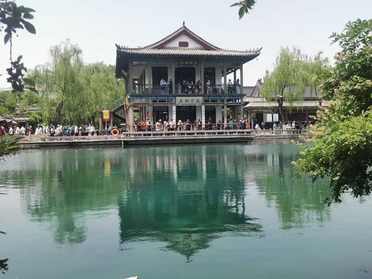 亲泉戏水避炎热 清爽快乐享清凉