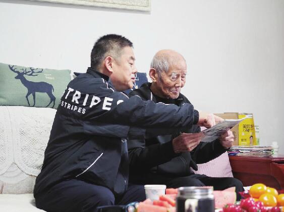 可随时查询老人出行轨迹 济南民警设计的“防走丢服”已免费发放近千套 