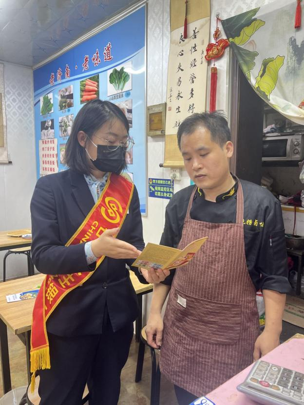 中国民生银行济南大观园支行开展反假货币宣传活动