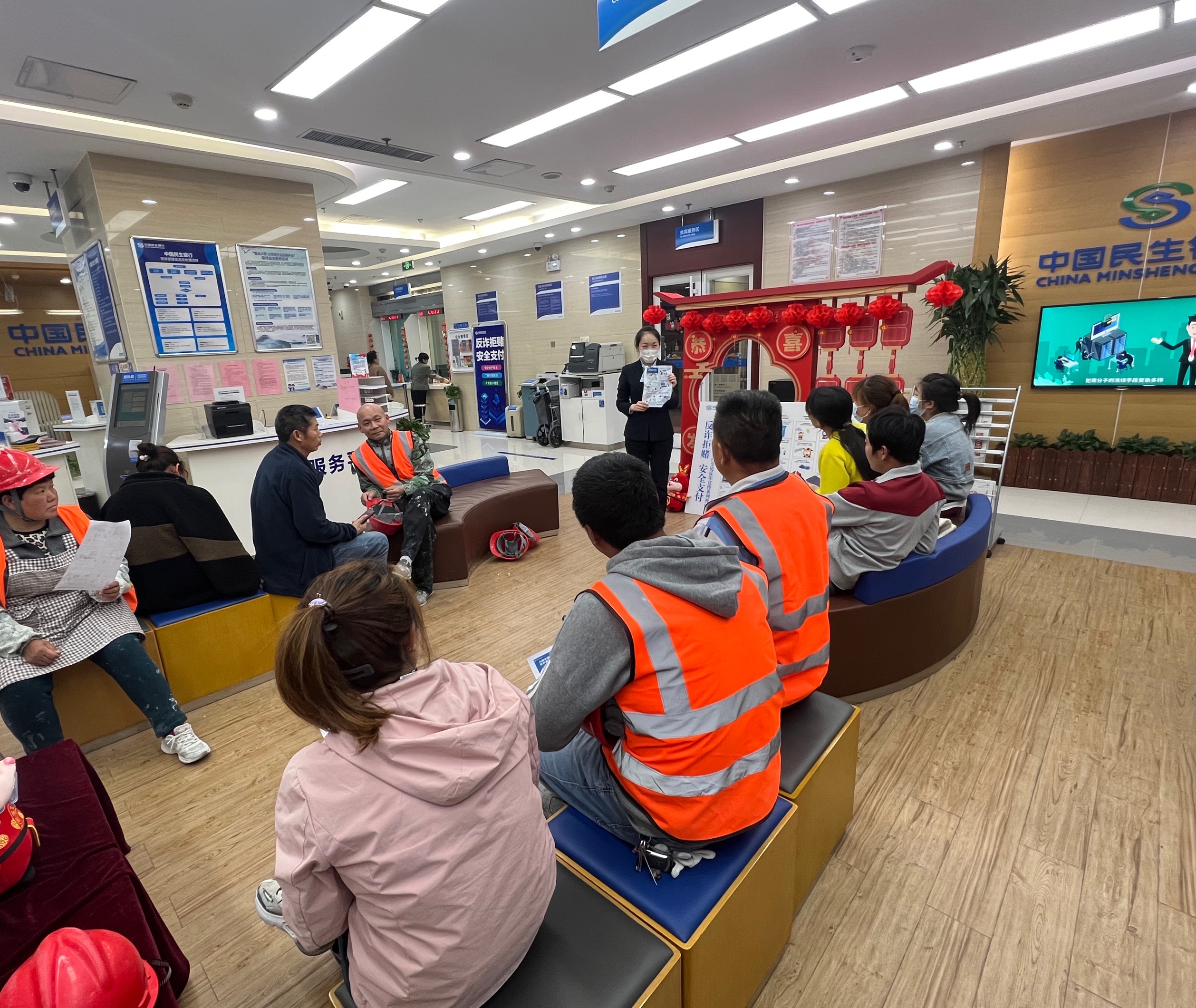 民生银行济南大观园支行积极开展“文明窗口”反电信网络诈骗宣传活动