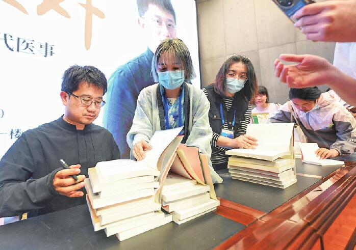 携新作《大医》举办读者见面会 记者对话马伯庸：每次来都会看济南的古迹和史料