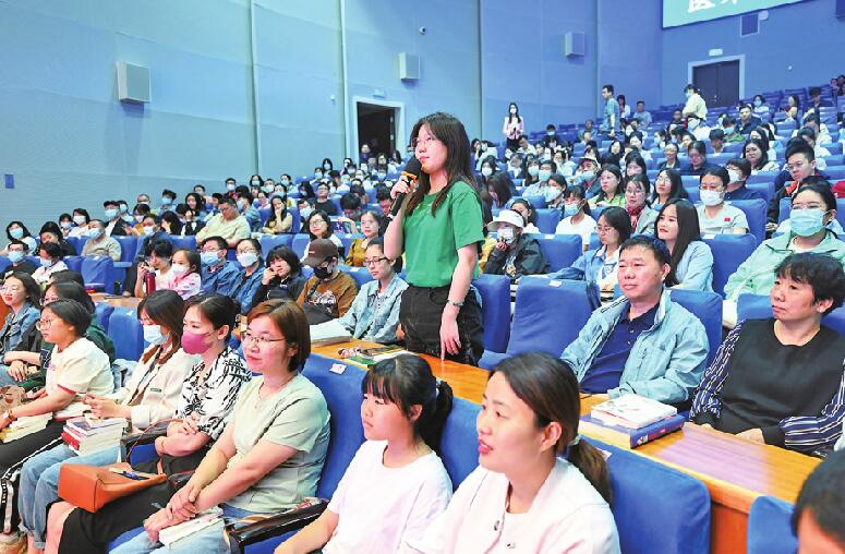 携新作《大医》举办读者见面会 记者对话马伯庸：每次来都会看济南的古迹和史料