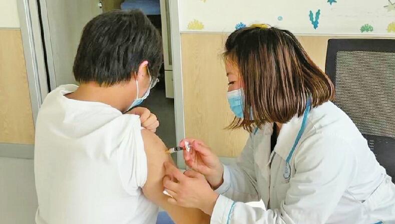 进口二价HPV疫苗9-14岁女孩二剂次接种程序落地 济南昨天迎来首个适龄接种者