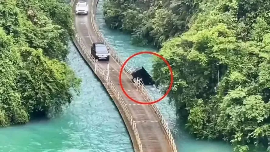 “网红浮桥”有车落水致5人死亡，官方通报，目击者发声