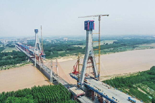 济南黄河公路大桥复线南岸主塔封顶