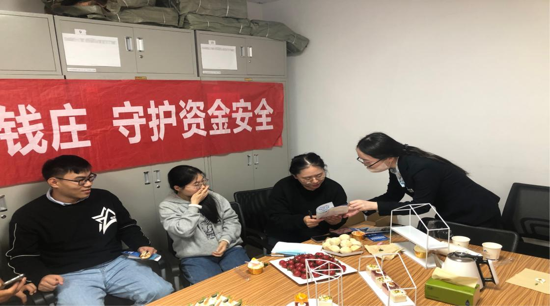 民生银行济南张庄路支行开展现金服务宣传活动