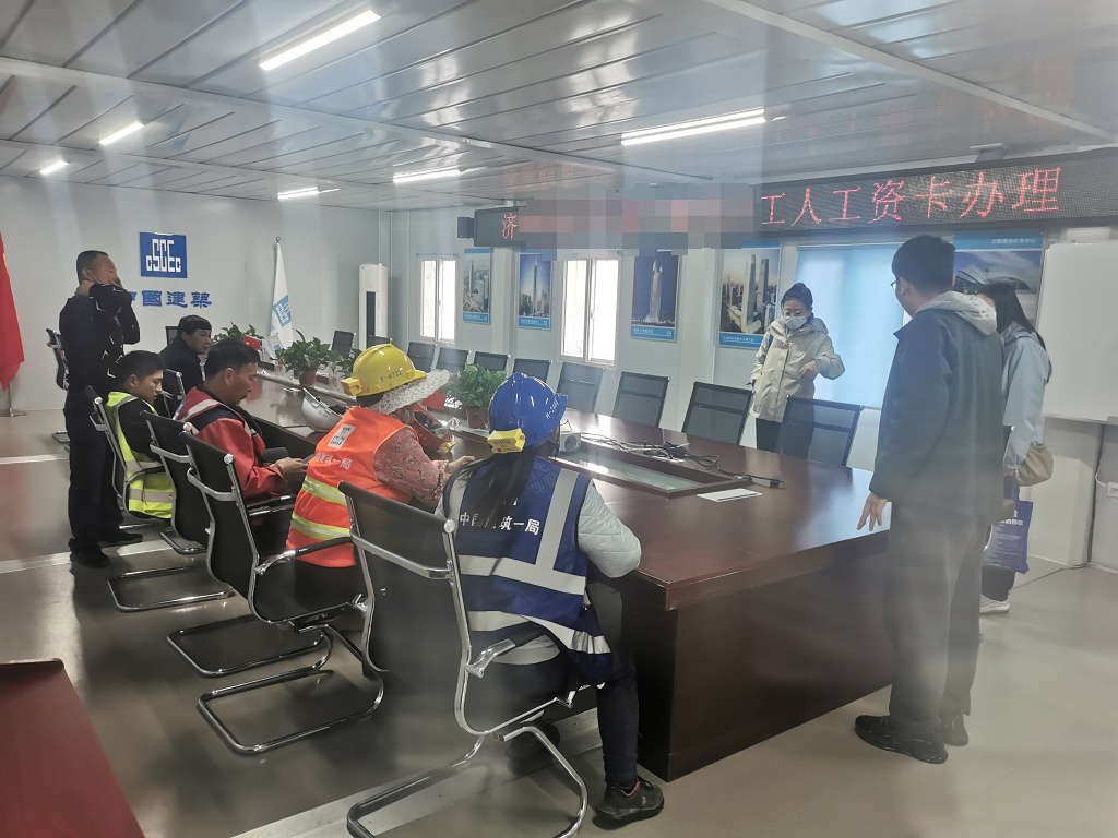 民生银行济南天桥支行上门开卡进工地，真情服务新市民