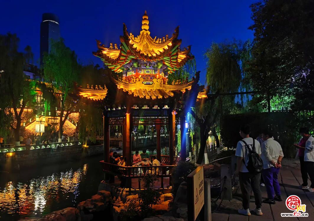 济南护城河畔灯影璀璨 夏夜赏泉观景好不惬意