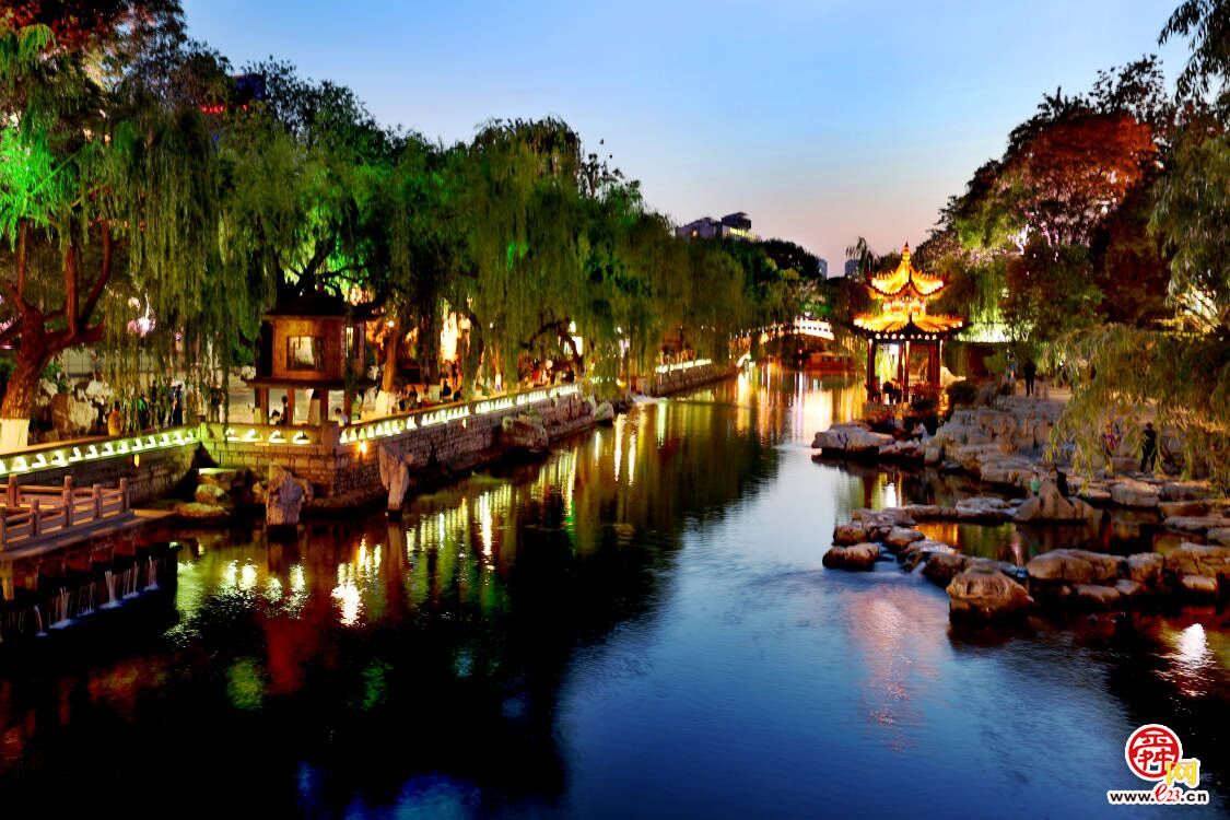 济南护城河畔灯影璀璨 夏夜赏泉观景好不惬意