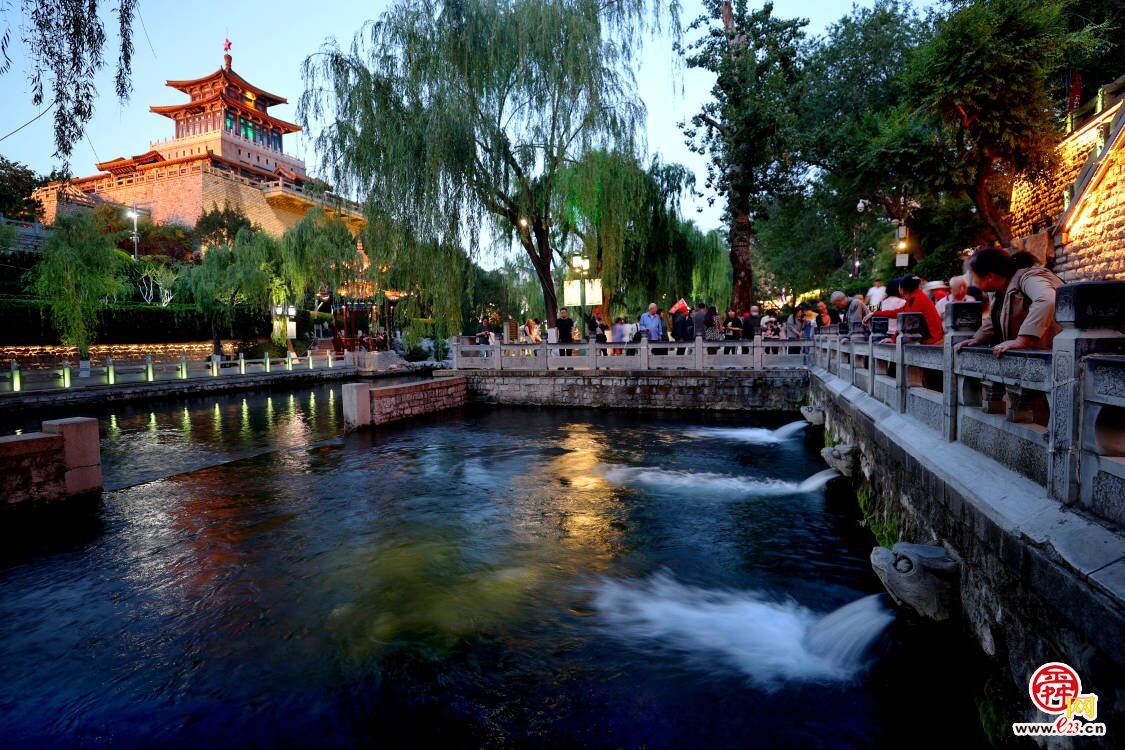 济南护城河畔灯影璀璨 夏夜赏泉观景好不惬意