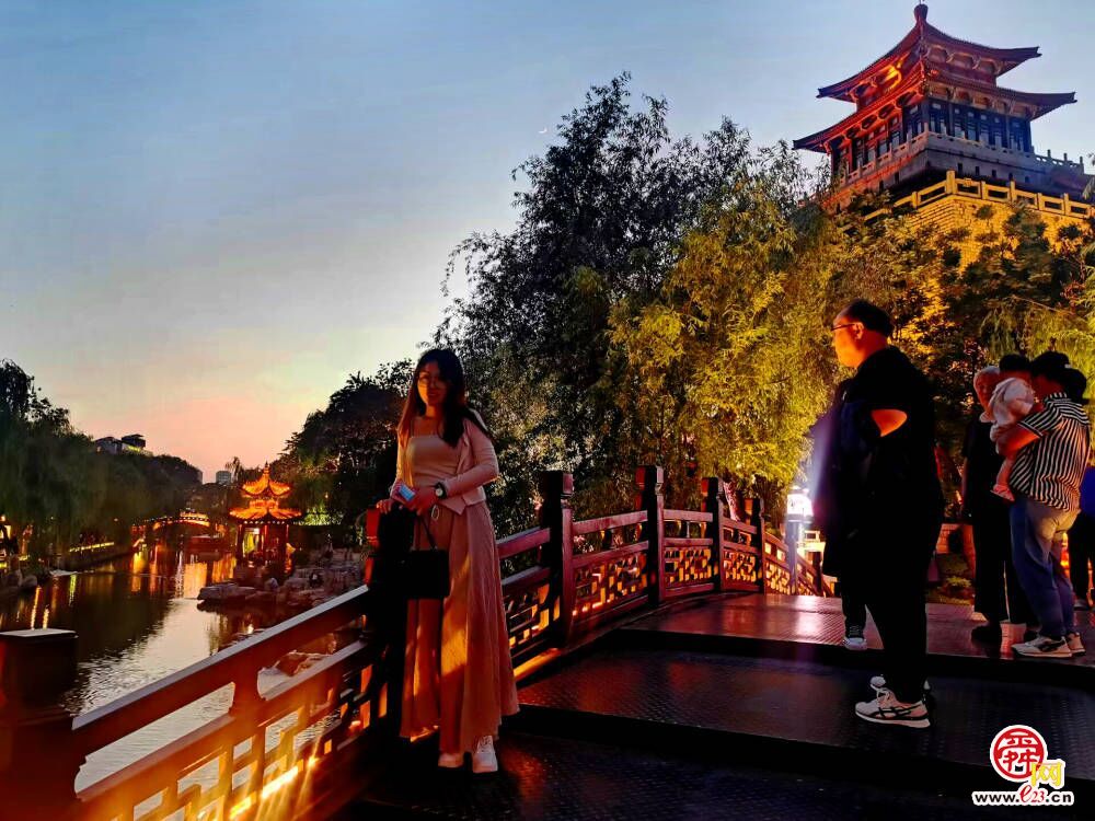 济南护城河畔灯影璀璨 夏夜赏泉观景好不惬意