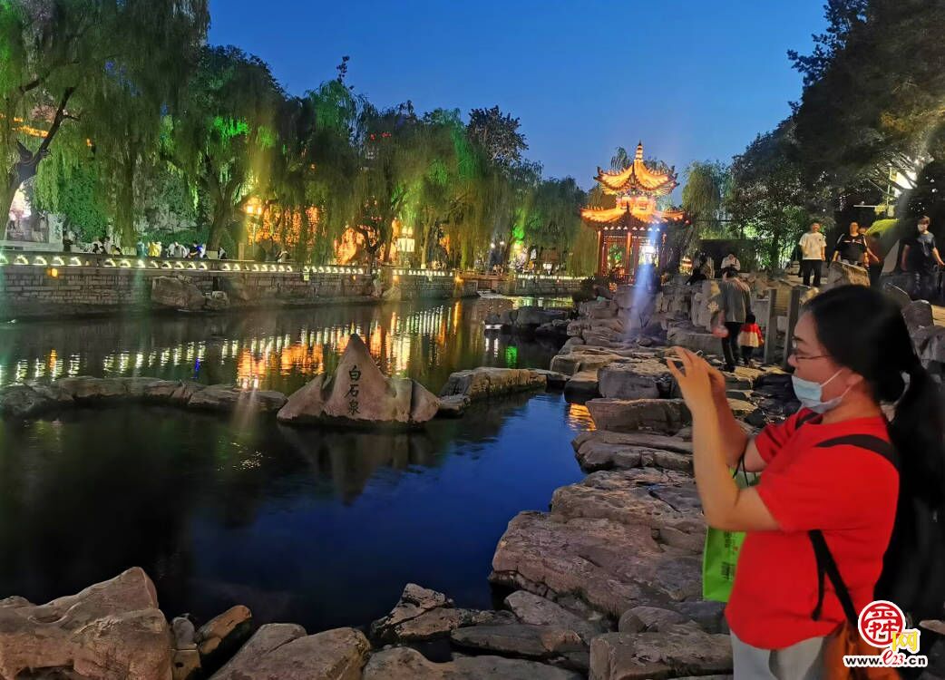 济南护城河畔灯影璀璨 夏夜赏泉观景好不惬意