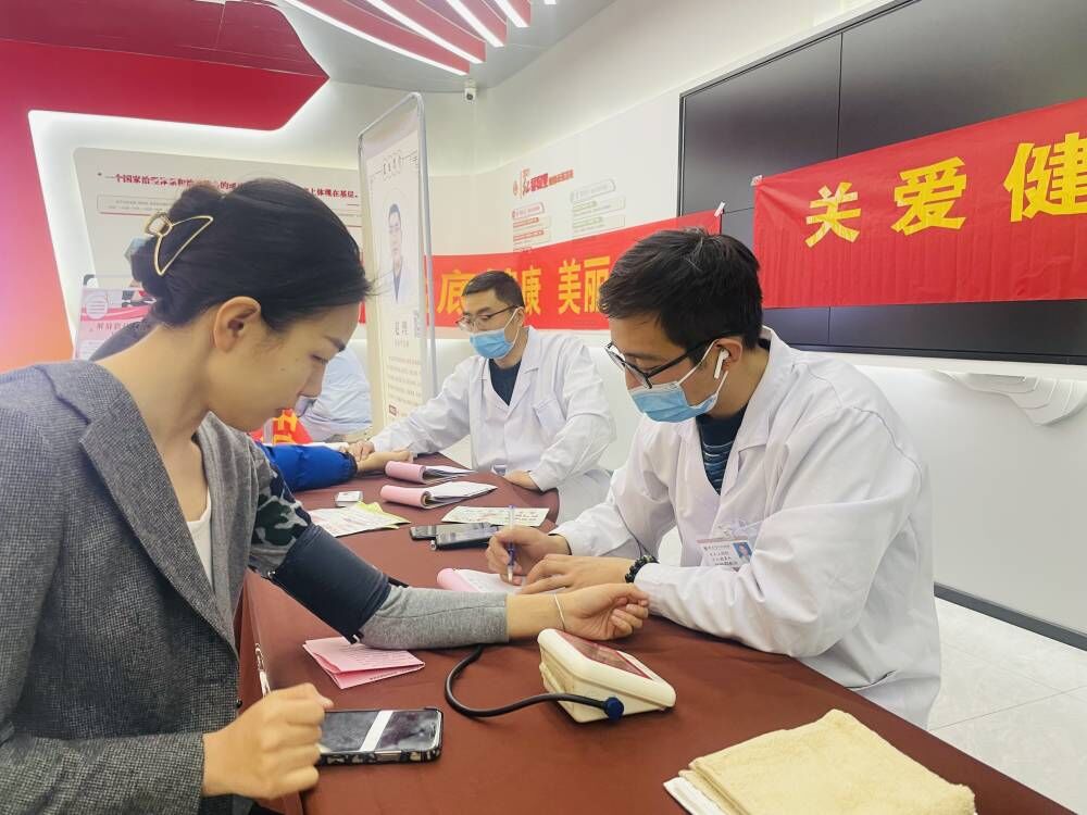 融媒先锋丨党群服务走进写字楼，楼宇党建打造新高地——楼里有个“楼委会”