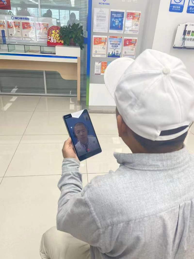 促民生新服务 暖民心促发展 ——新华保险济南中支开展柜面窗口 弘扬党员风采系列服务活动