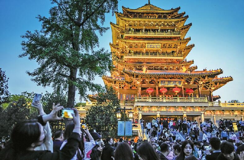 周三起超然楼亮灯时间调整为每日19:45