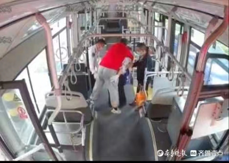 五分钟公交车连闯三个红灯，只为救昏迷老人
