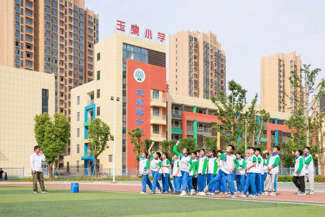 与希望同行  平安35岁生日前，马明哲来到牵挂的新校园
