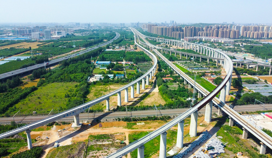 Le train à grande vitesse Jinan - Zhengzhou traverse 3 grandes lignes ferroviaires