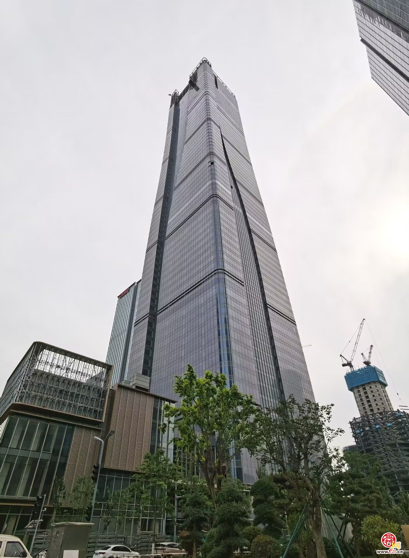 济南CBD平安金融中心超高层项目玻璃幕墙安装近尾声