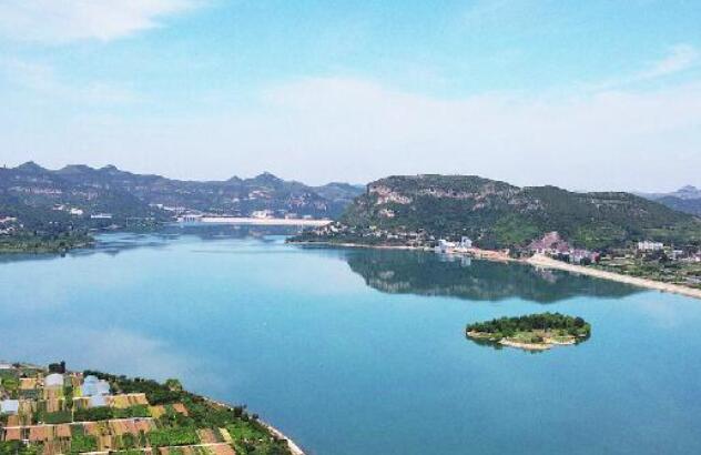 Besondere attraktive Landschaften des Wasserstausees Wohushan im südlichen Berggebiet in Jinan