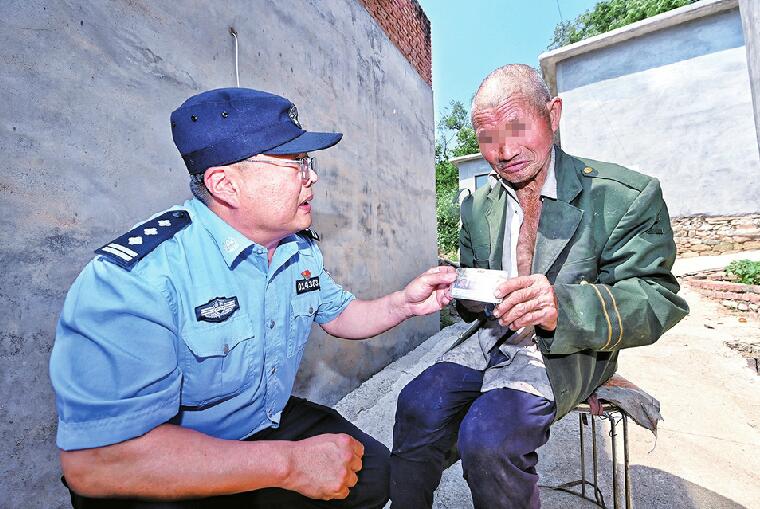 一位一心要到农村去的南山普通民警3年时间发了5000余张“警民联系卡”
