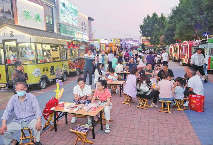 Jinans erster Themen-Nachtmarkt“Straßenbahn-Imbissstand”in Probelauf