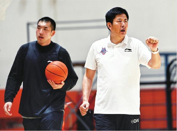 外援尚未确定 教练组将补强 山东高速男篮新帅首次与媒体公开见面