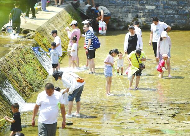 Spielen mit Wasser und genießen die Kühle im Südlichen Gebirgen