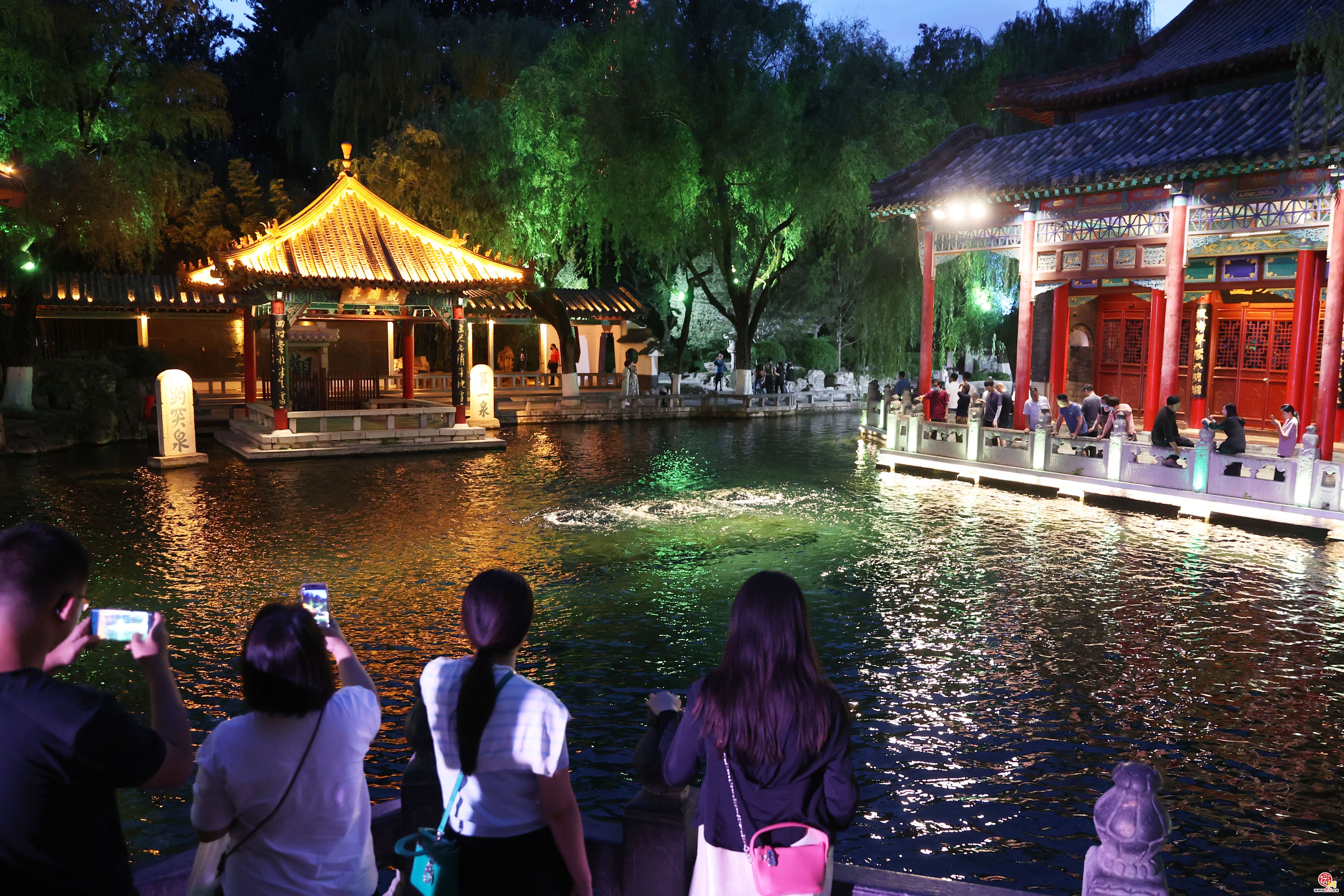 灯泉相映韵味浓 “夜游趵突泉”惊喜连连!