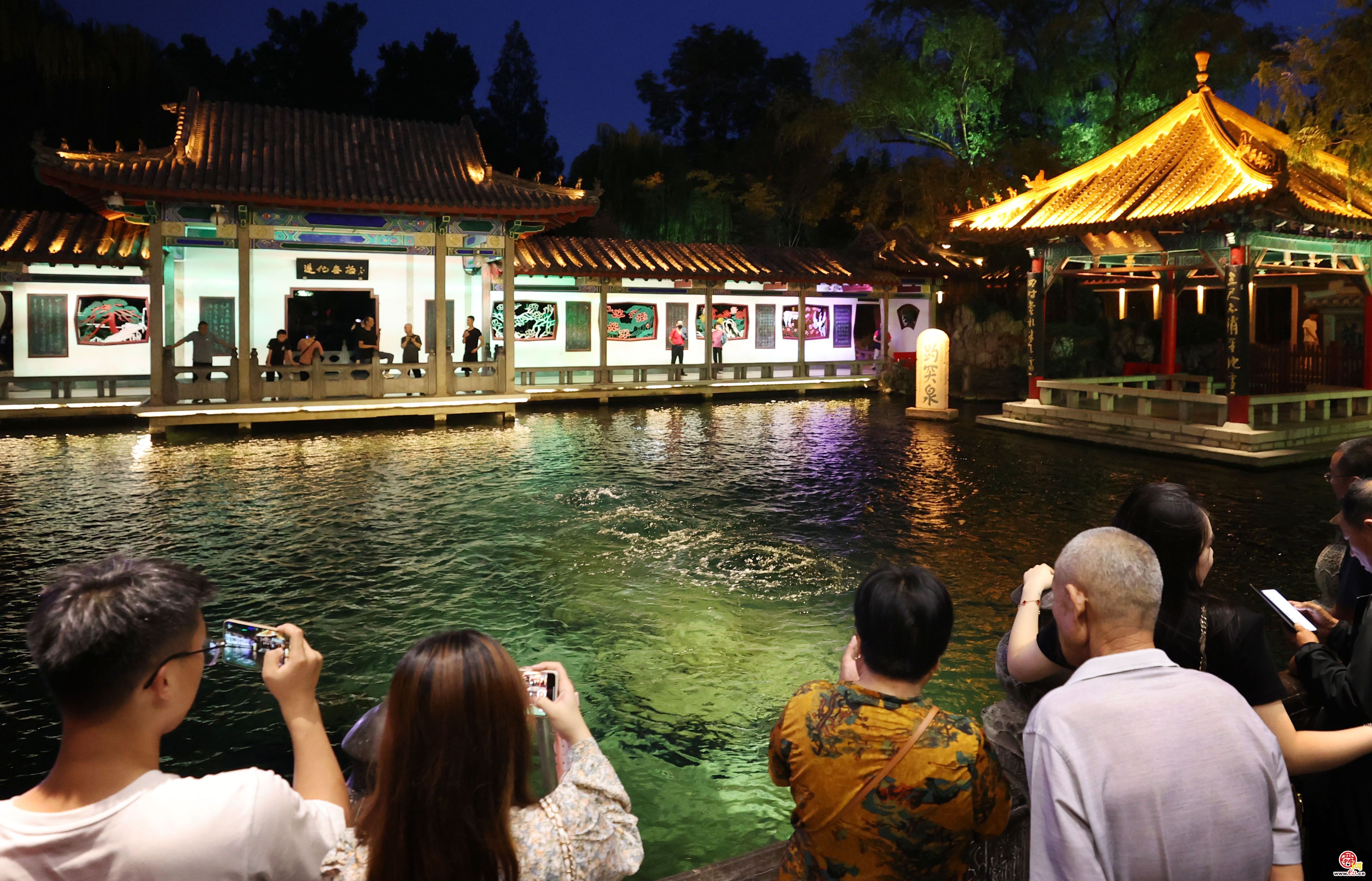 灯泉相映韵味浓 “夜游趵突泉”惊喜连连!