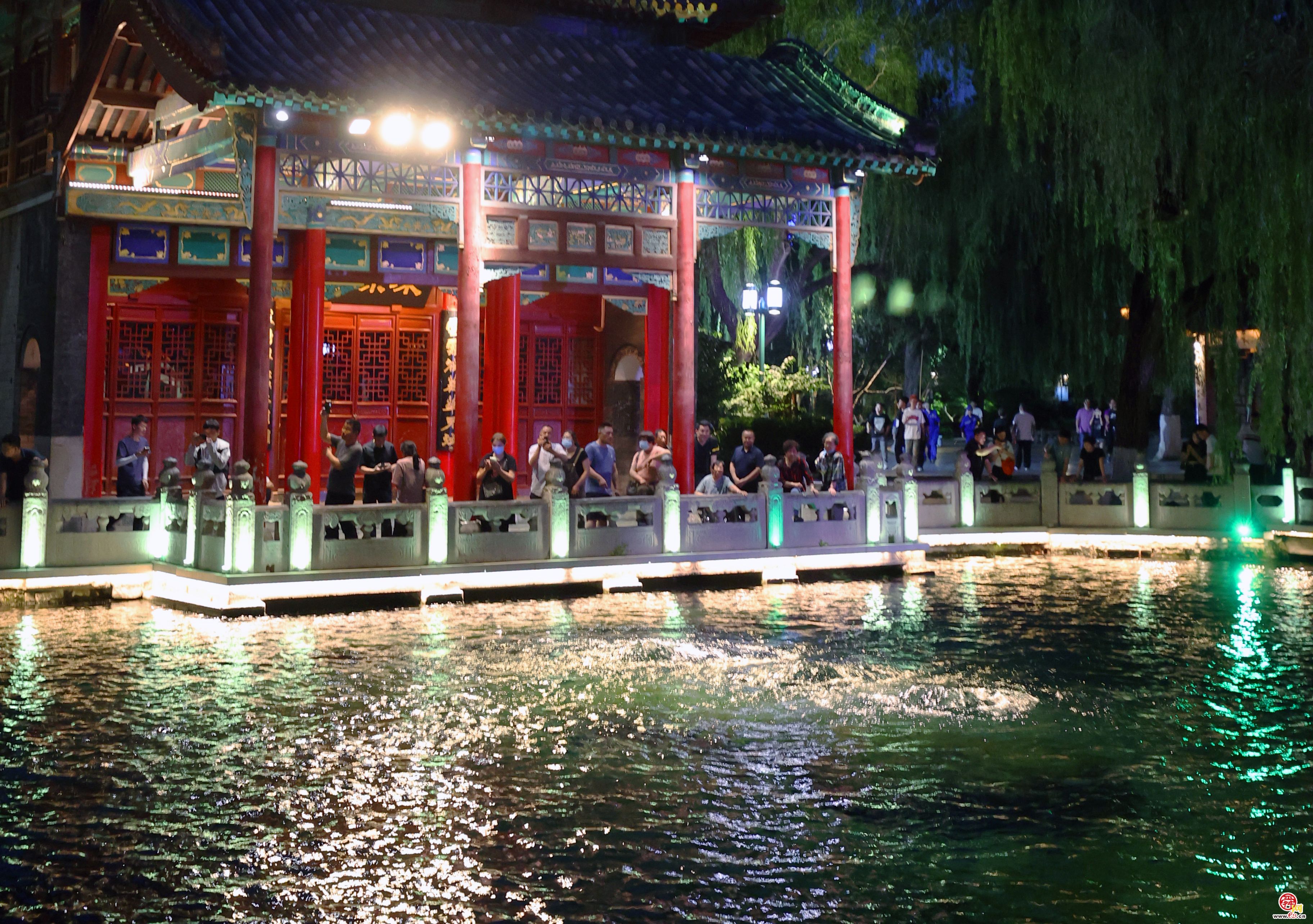 灯泉相映韵味浓 “夜游趵突泉”惊喜连连!