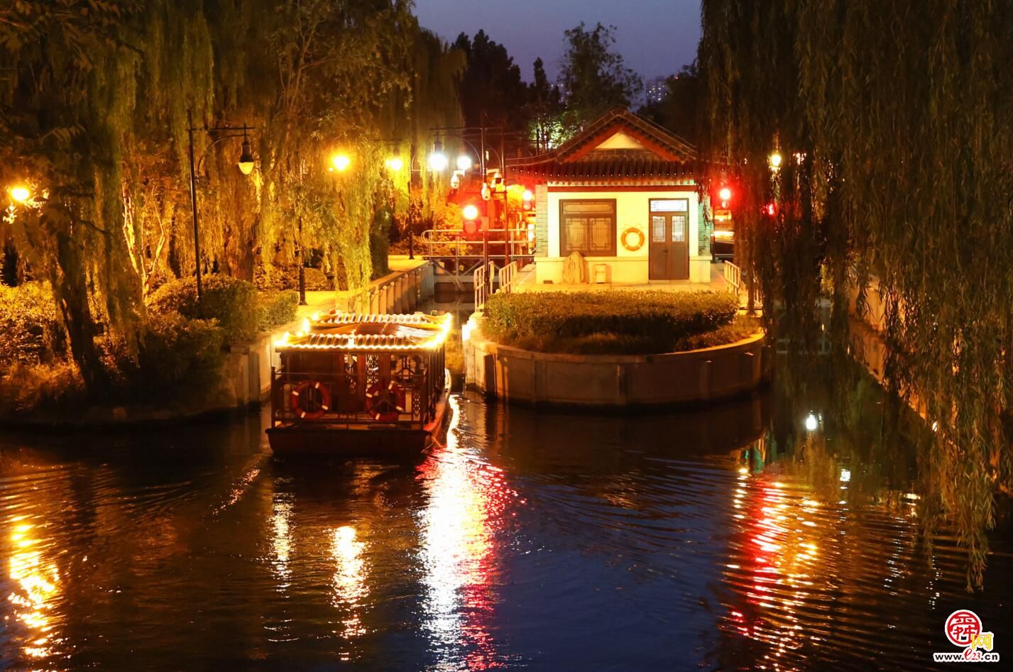 灯泉相映韵味浓 “夜游趵突泉”惊喜连连!