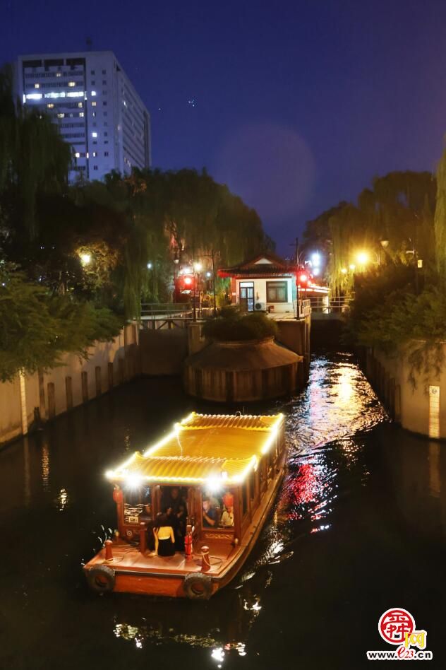 灯泉相映韵味浓 “夜游趵突泉”惊喜连连!