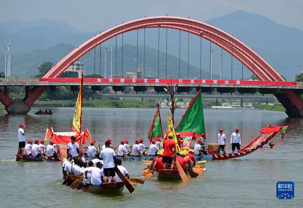 福建仙游：龙舟下水迎端午