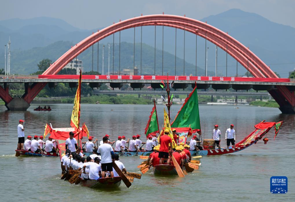 福建仙游：龙舟下水迎端午