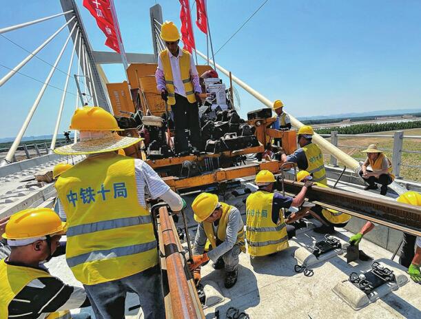 Die Jinanzheng-Hochgeschwindigkeitseisenbahnliniebrücke über den Gelben-Fluss wurde fertig pflastert