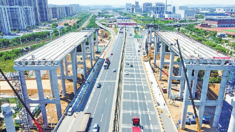 京台高速拓宽 “抬高”架桥跨过小清河