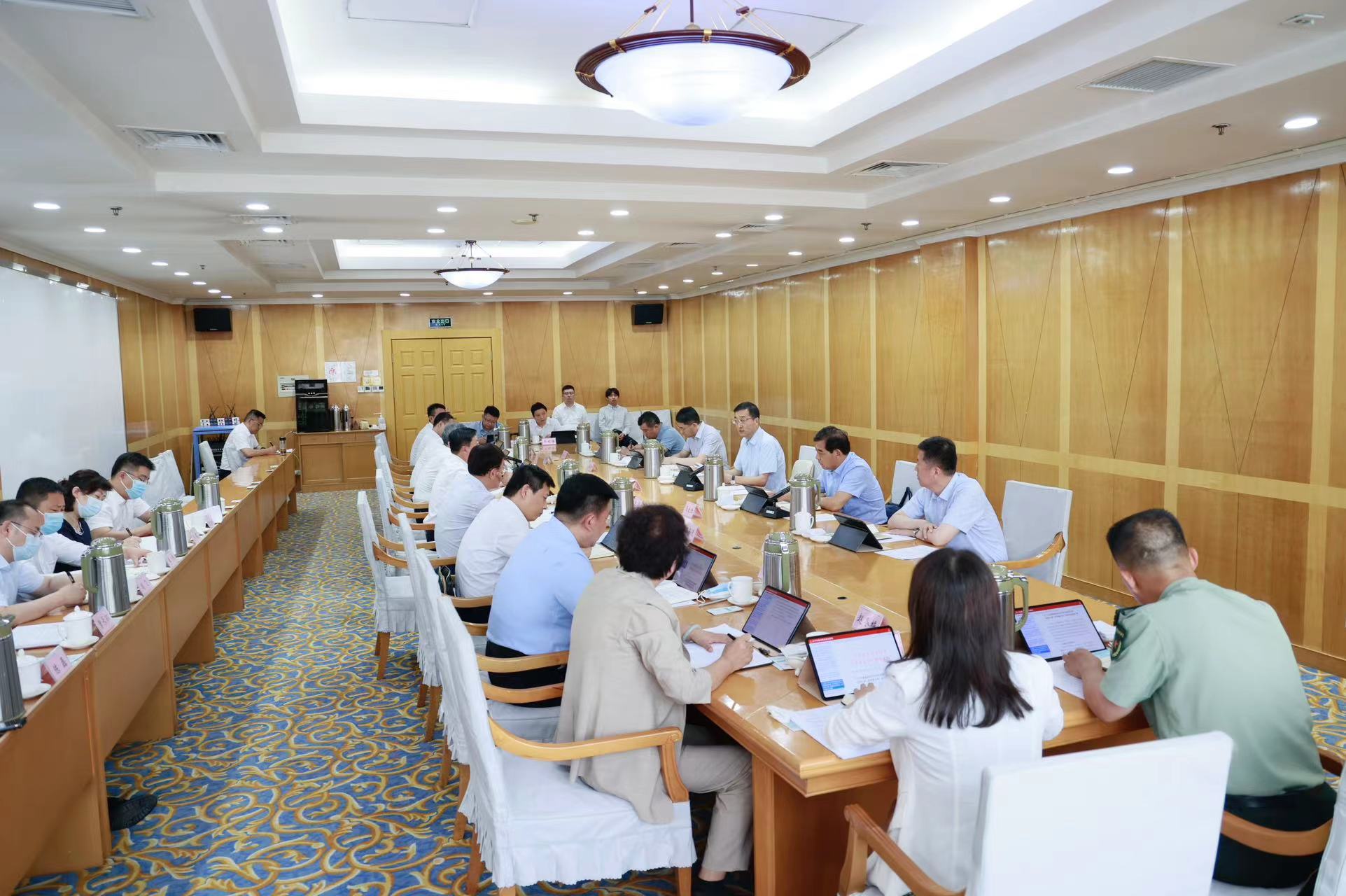 刘强到历下区指导区委常委会会议时强调：解放思想开拓创新 勇挑经济发展大梁