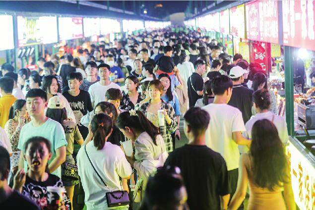 “新环联”首夜，10万人次“打卡” ，2000余商户进驻